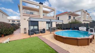 Casa en Sant Juli de Ramis. Casa unifamiliar amb jard de 500m, molt ben conservada, a pro