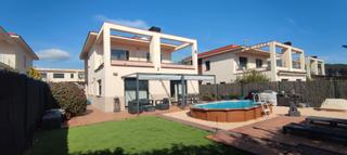 Xalet a Sant Julià de Ramis. Casa unifamiliar amb jardí de 500 m², molt ben conservada, a pro