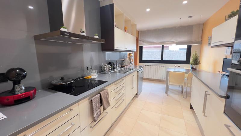 Foto 30ba2a9b-378d-4c84-820a-e7a645ca8345. Chalet casa unifamiliar amb jardí de 500 m², molt ben conservada, a prop de girona en Sant Julià de Ramis