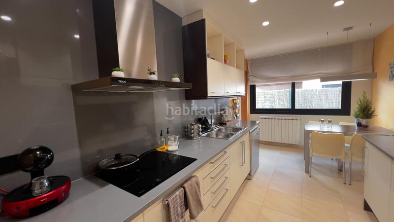 Foto 77400a7e-0721-4321-90b9-2728cb93a085. Chalet casa unifamiliar amb jardí de 500 m², molt ben conservada, a prop de girona en Sant Julià de Ramis
