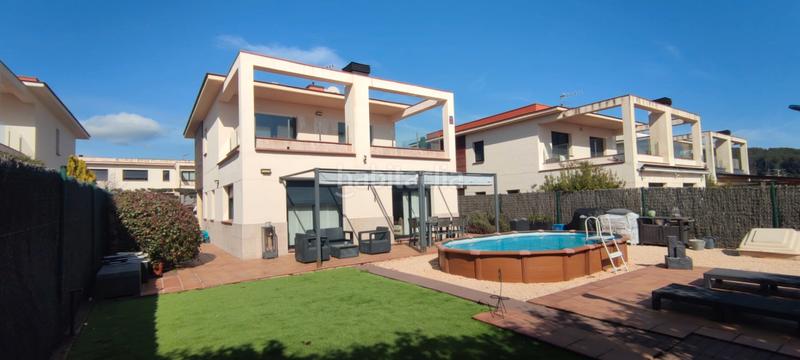 Foto f11b9dcd-c88a-4a79-9383-1a1261d591a9. Chalet casa unifamiliar amb jardí de 500 m², molt ben conservada, a prop de girona en Sant Julià de Ramis