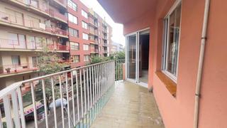 Pis  Carrer de santa eugènia. Pis ampli i lluminós amb terrassa, tocant la zona de la devesa d