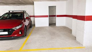 Parking voiture  Carrer guillem de colteller. Plaça de pàrquing ampla amb traster a zona devesa