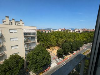 Pis  Carrer de francesc macià. Última planta amb molta llum, vistes obertes, aparcament i trast