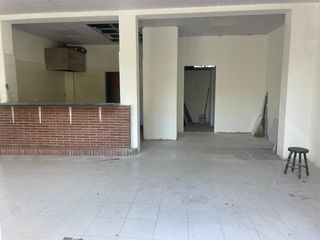 Miete Geschäftsraum in Carrer del vallespir 8. Local con salida de humos a reformar