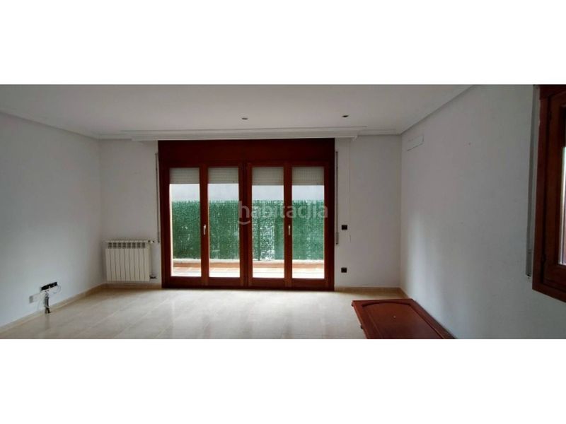 Foto 3b4adc1f-f586-4424-82b1-5dc3a133af83. Casa amb aparcament a Olot