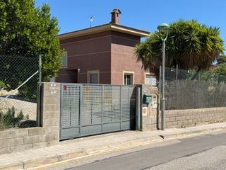 Chalet  Carrer de sant pere sescelades. Chalet unifamiliar en sant pere  i sant pau