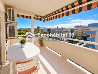 Appartement à Carrer nord del 35. Apartamento de 3 habitaciones con 2 baños esquinero de 100 m2!