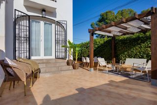 Casa a Calle calle londres 8. Oferta duplex en esquina!! jardin y parking