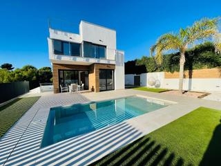 Haus en Coloma. Chalet moderno con stano, garaje y solarium.