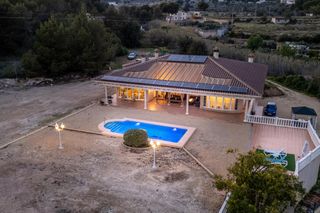 Xalet a Escandinavia-Cautivador. Villa atractiva y espaciosa con apartamento completo cerca de la