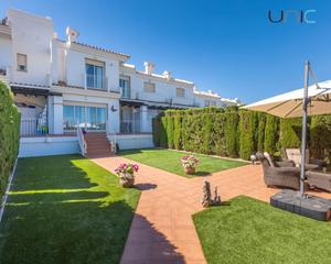 Reihenhaus in Polop. Encantadora casa adosada con vistas al mar, jardín privado y pis