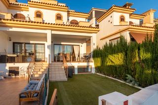 Casa adossada a Polop. Casa adosada acogedora y soleada de 4 dormitorios con vistas al
