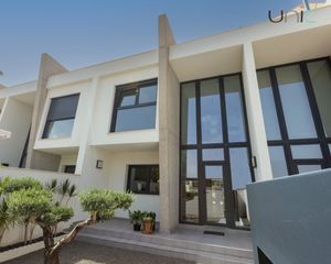 Casa adossada a L´Albir. Vakker renovert eiendom nær sentrum av albir!