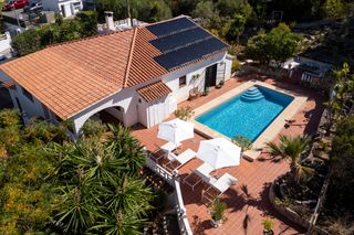 Chalet in L´Albir. Villa mediterránea con piscina privada soleada, alojamiento para