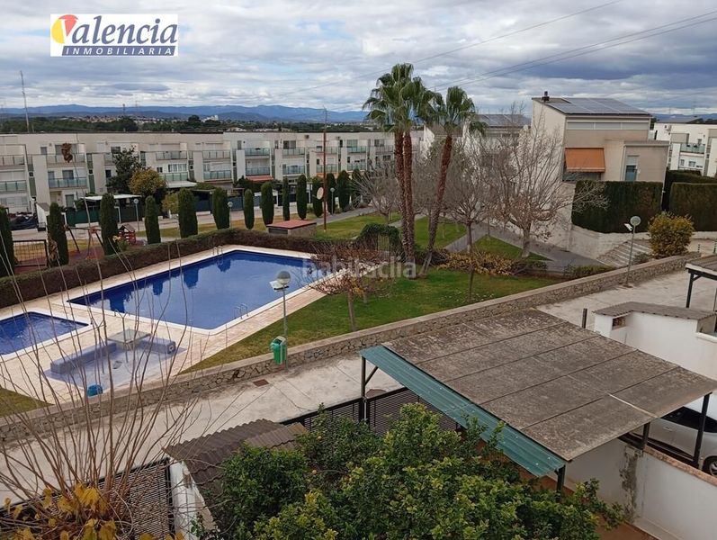 Foto 24511632-dc9a-4dba-b019-fa3c37e17e6f. Casa adossada amb aparcament piscina a Mas Camarena Bétera