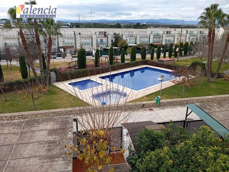 Foto a47a1ce9-39ed-45f5-ada0-2f2be66646a3. Casa adossada amb aparcament piscina a Mas Camarena Bétera