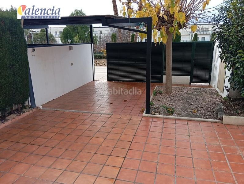 Foto f7a66067-4af5-4843-9bba-5283dd164ed6. Casa adossada amb aparcament piscina a Mas Camarena Bétera