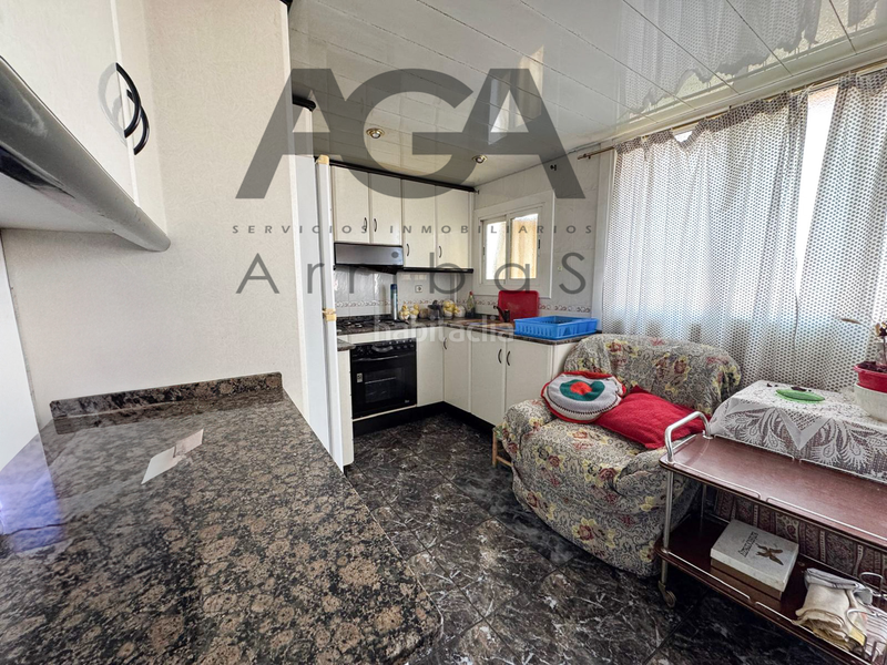 Foto 4806e786-edeb-44f3-9a3a-dfc9af5faf74. Piso  en venta con vistas al mar y chimeneas emblemáticas en Badalona