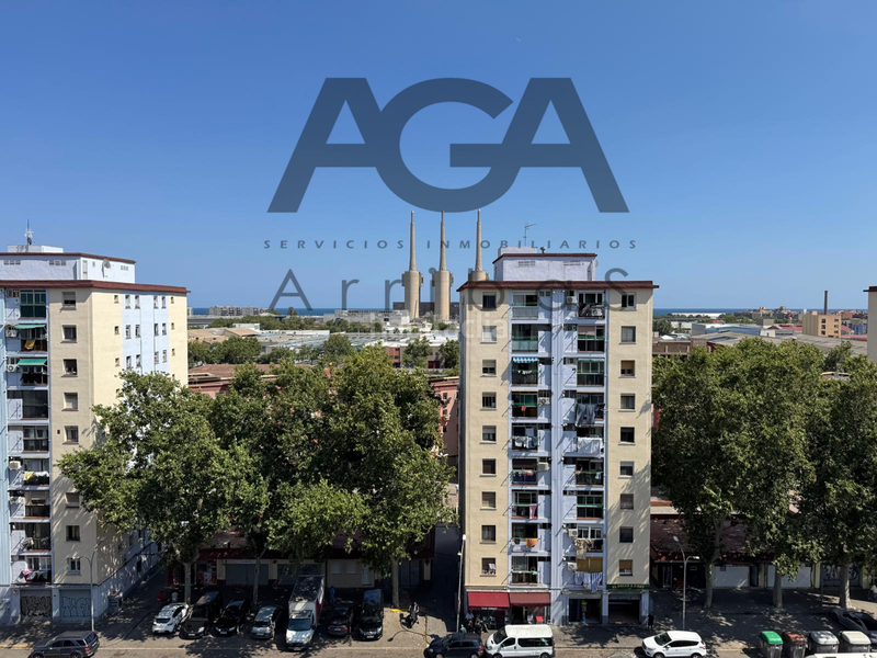Foto 8f24b43b-34e1-4c83-89f3-b77e9f189d56. Piso  en venta con vistas al mar y chimeneas emblemáticas en Badalona