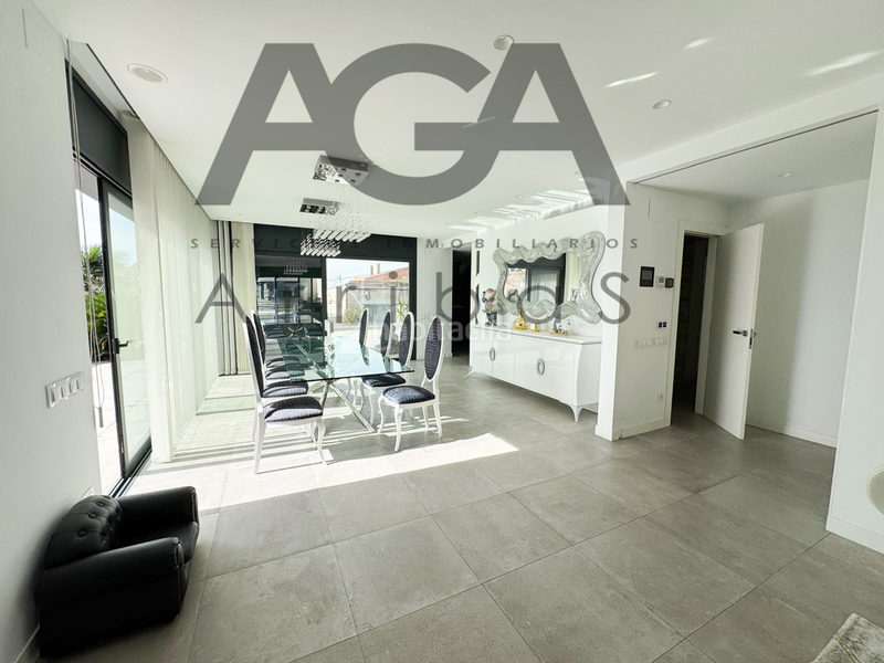 Foto 005f302b-1b4c-4633-bb99-092d1559ef64. Chalet mit pool in Riera Alta Santa Coloma de Gramenet