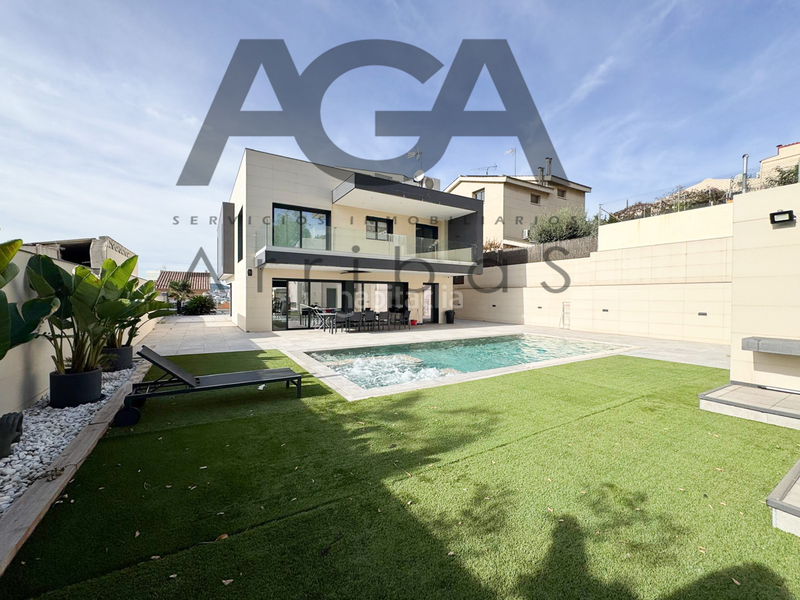 Foto 7101693b-0e15-42ca-b098-1cfb7f767237. Chalet mit pool in Riera Alta Santa Coloma de Gramenet