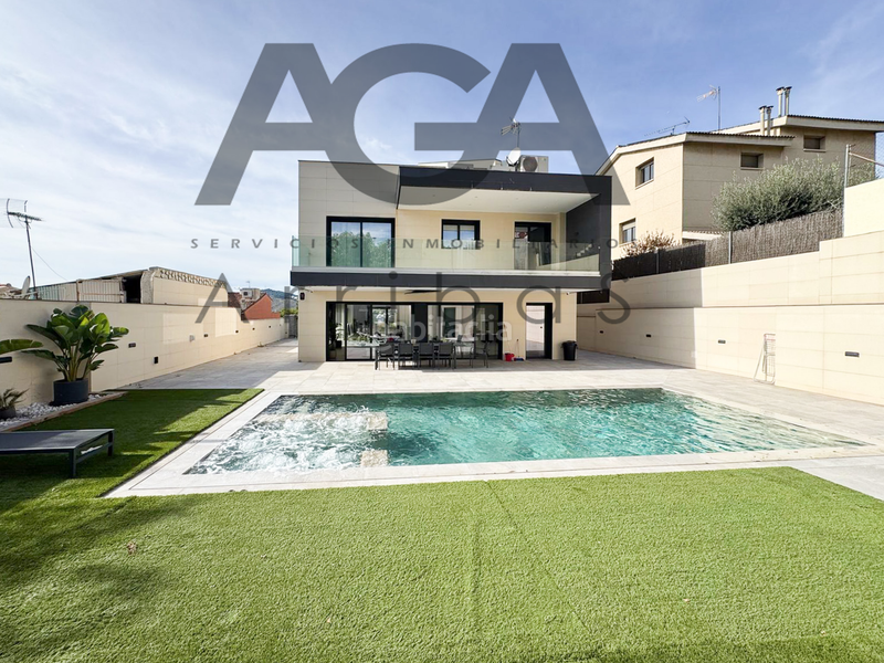 Foto 80adee84-e959-485d-a0b3-e4f150f47aaa. Chalet mit pool in Riera Alta Santa Coloma de Gramenet