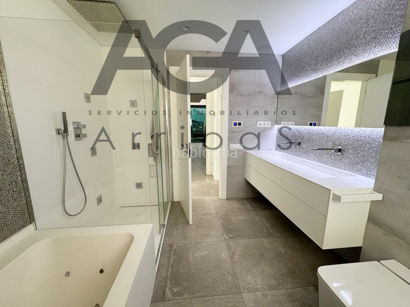 Foto 8ce029e1-bb09-44c7-bc27-a07357fde10a. Chalet mit pool in Riera Alta Santa Coloma de Gramenet