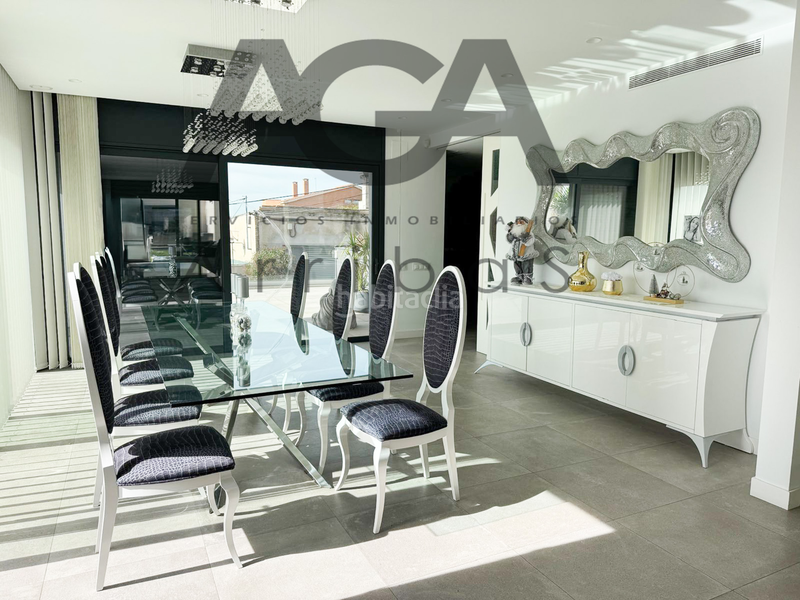 Foto 8fb67feb-93eb-4480-9afe-a04382139852. Chalet mit pool in Riera Alta Santa Coloma de Gramenet