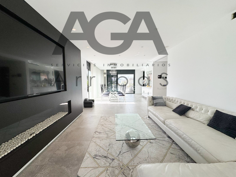 Foto a6c1382c-024e-4ec1-8fe5-e7e30924bbe9. Chalet mit pool in Riera Alta Santa Coloma de Gramenet