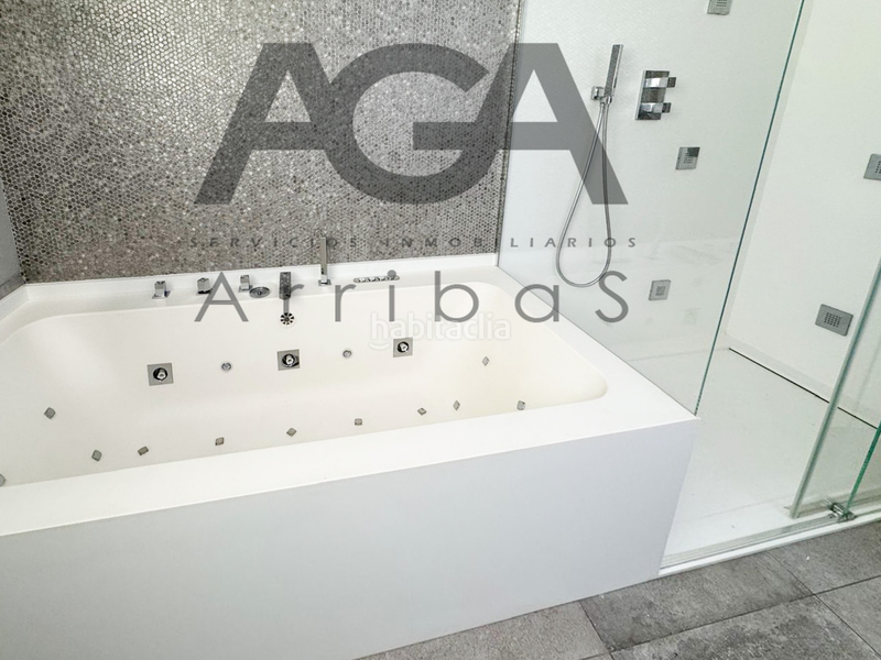 Foto b3870a4a-5608-450d-8dde-dabb62748023. Chalet mit pool in Riera Alta Santa Coloma de Gramenet