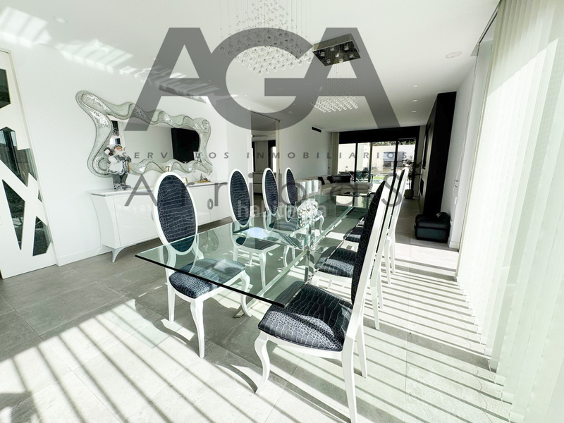 Foto c1d83cf6-ee0e-4cb0-ad9e-875ee73db771. Chalet mit pool in Riera Alta Santa Coloma de Gramenet