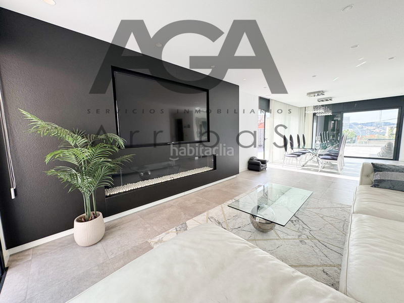 Foto c9eccbe9-d2da-42c3-ac55-4aac362822e9. Chalet mit pool in Riera Alta Santa Coloma de Gramenet