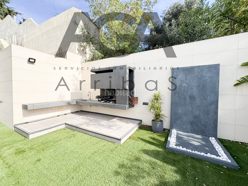 Foto def79615-de0f-44c0-96ad-1c18c6c4e703. Chalet mit pool in Riera Alta Santa Coloma de Gramenet