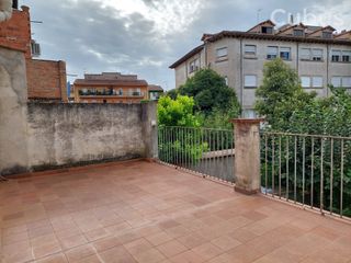Casa adosada en Olot. Casa adosada con 5 habitaciones con parking y jardn