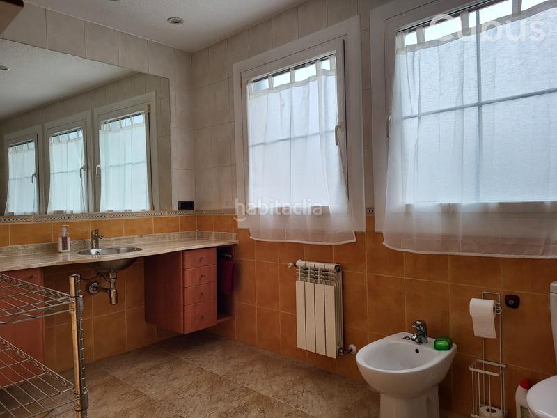 Foto a887ed57-df1b-4611-a402-5c1f9c4565a3. Casa adossada amb calefacció aparcament a Olot