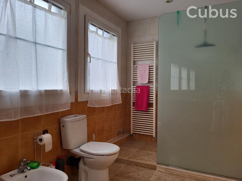 Foto b0184b13-0b2b-4250-ac4f-27a86d8d18f6. Casa adossada amb calefacció aparcament a Olot