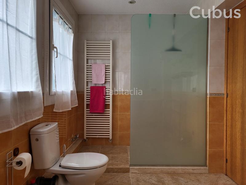 Foto f58b55c0-f065-4d8d-a85b-14c2584cb810. Casa adossada amb calefacció aparcament a Olot