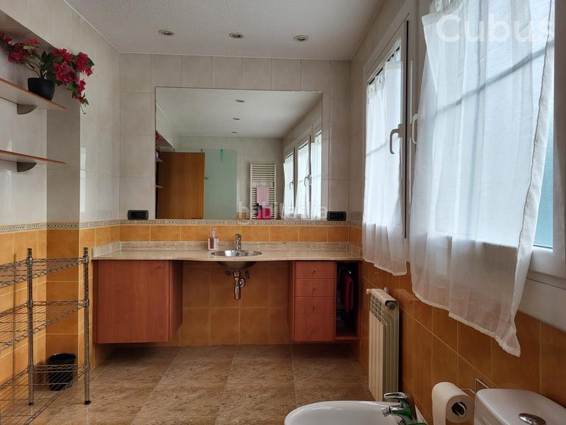 Foto fd56f66a-119a-48d3-939c-98f1fd698d6b. Casa adossada amb calefacció aparcament a Olot