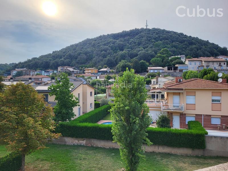 Foto fdc89112-5a40-4e42-92e4-f4c5e4e5ae6a. Casa adossada amb calefacció aparcament a Olot