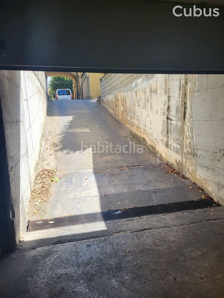 Foto 15e2da46-bae1-431c-ab94-57dd93a6e918. Aparcament cotxe a Olot