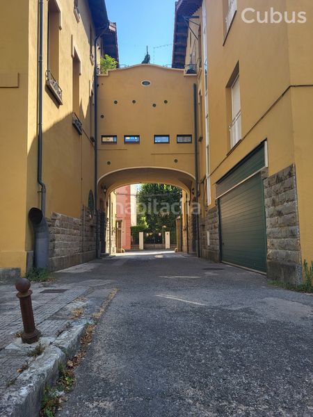 Foto bd652eed-3392-4550-bada-16be82b87249. Aparcament cotxe a Olot