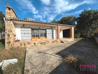 Chalet à Llagostera. Casa aislada con jardín para reformar