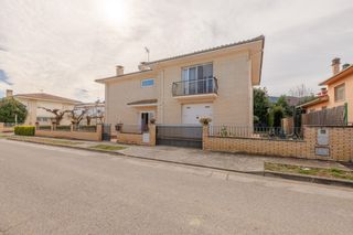 Casa a Besal�