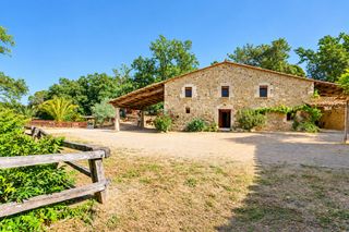 Bauernhof in Aiguaviva. Vive rodeado de naturaleza: masía de piedra con piscina, cabaña