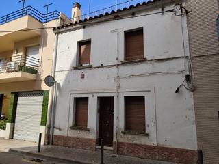 Reihenhaus  Carrer de santa maria. Tu gran oportunidad en girona: casa con patio y mucho potencial