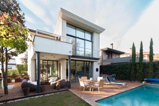 Chalet  Carrer pou de la torre. Chalet familiar de 3 plantas en taialà con jardín completo, pisc