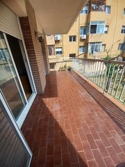 Etagenwohnung  Avinguda de guatemala. Piso a reformar