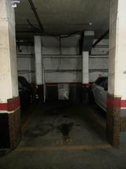 Lloguer Aparcament cotxe a El Coll. Plaza de parking para coche mediano delante de plaza del coll
