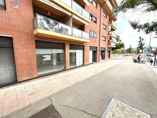 Lloguer Local Comercial a Coll Favà. Alquiler local comercial con mucho potencial en todo el corazón